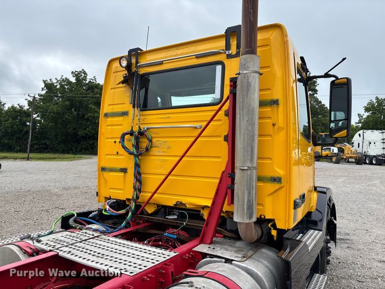 image for item FC1747 2016 Volvo VNL semi truck