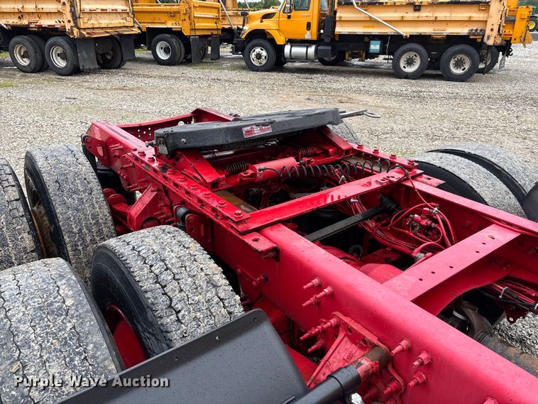 image for item FC1747 2016 Volvo VNL semi truck
