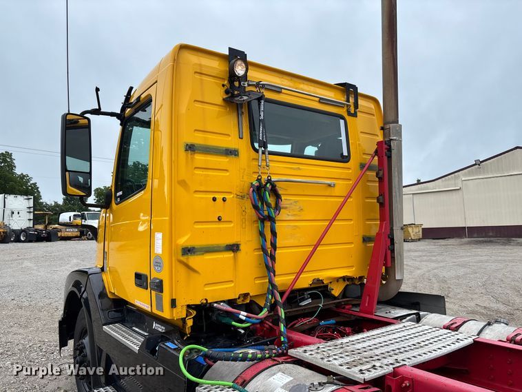 image for item FC1747 2016 Volvo VNL semi truck