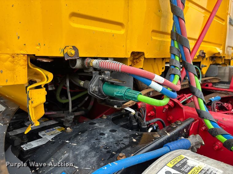 image for item FC1747 2016 Volvo VNL semi truck