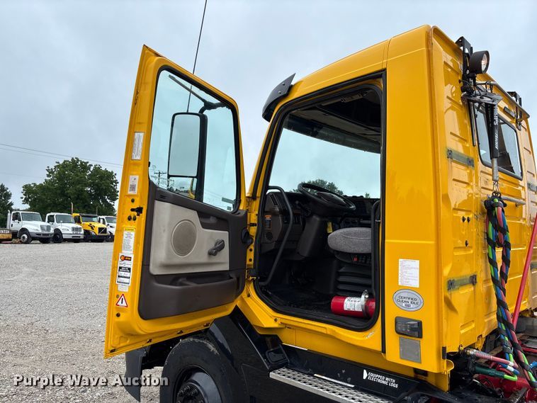 image for item FC1747 2016 Volvo VNL semi truck
