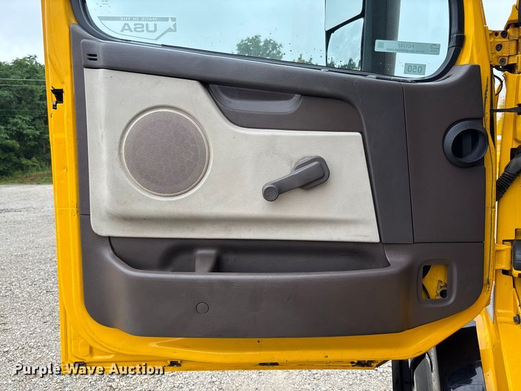 image for item FC1747 2016 Volvo VNL semi truck