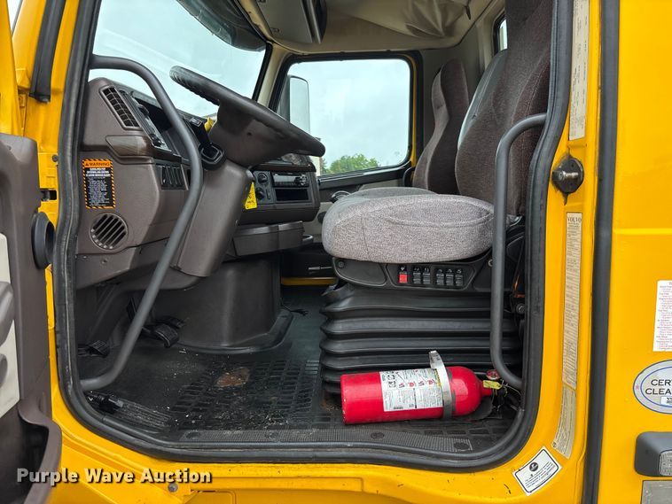 image for item FC1747 2016 Volvo VNL semi truck