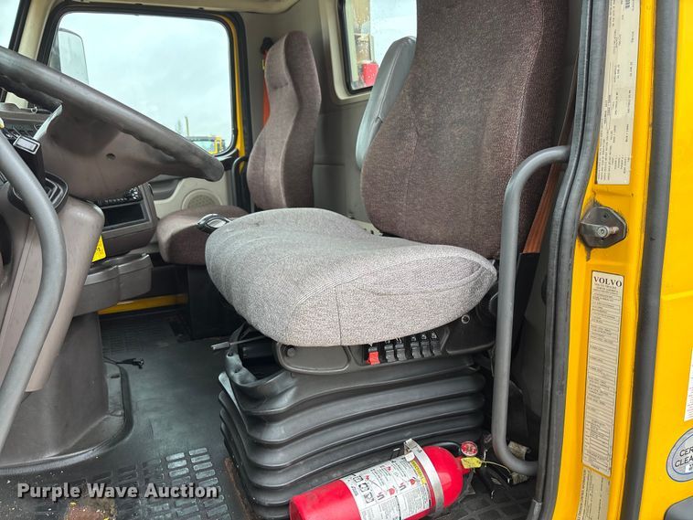 image for item FC1747 2016 Volvo VNL semi truck