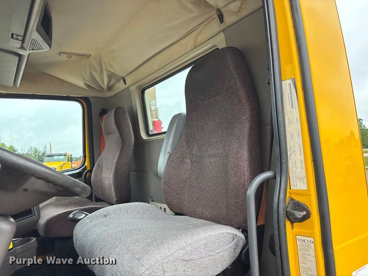 image for item FC1747 2016 Volvo VNL semi truck