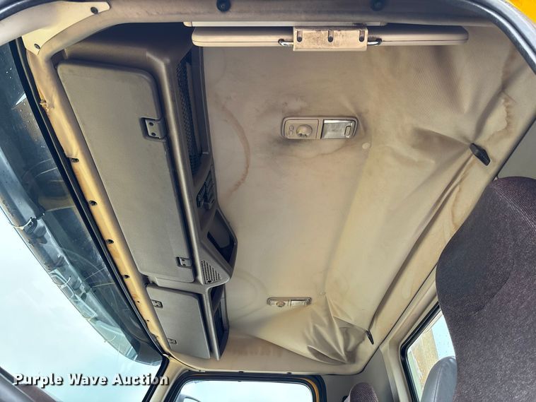 image for item FC1747 2016 Volvo VNL semi truck