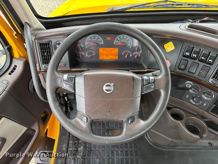 image for item FC1747 2016 Volvo VNL semi truck