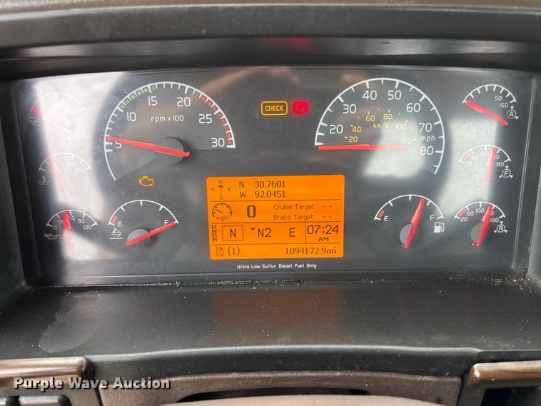 image for item FC1747 2016 Volvo VNL semi truck