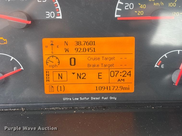 image for item FC1747 2016 Volvo VNL semi truck
