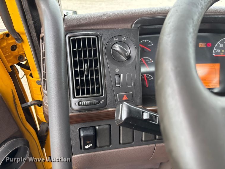 image for item FC1747 2016 Volvo VNL semi truck