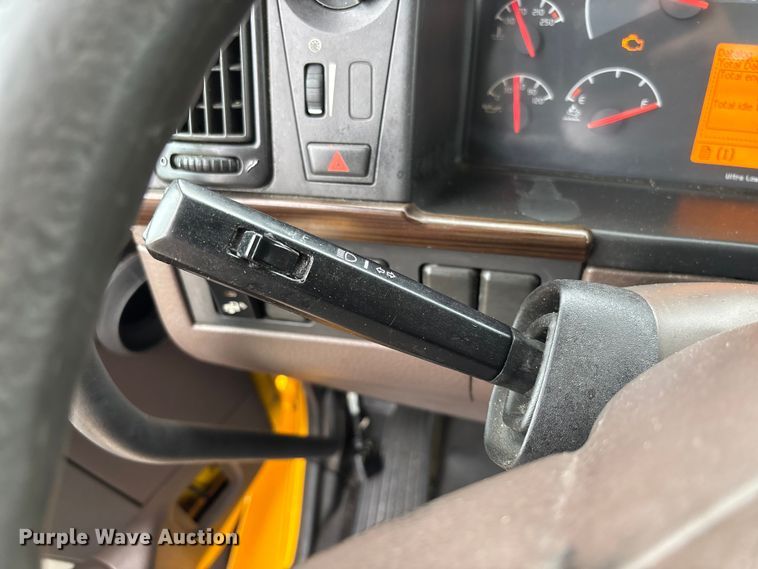 image for item FC1747 2016 Volvo VNL semi truck