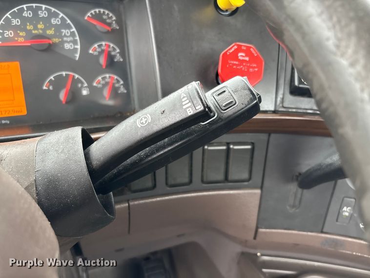 image for item FC1747 2016 Volvo VNL semi truck