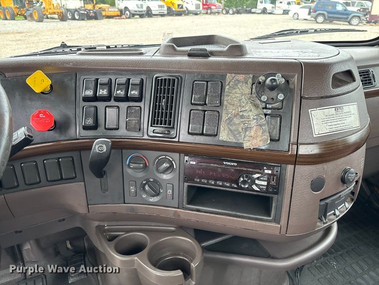 image for item FC1747 2016 Volvo VNL semi truck