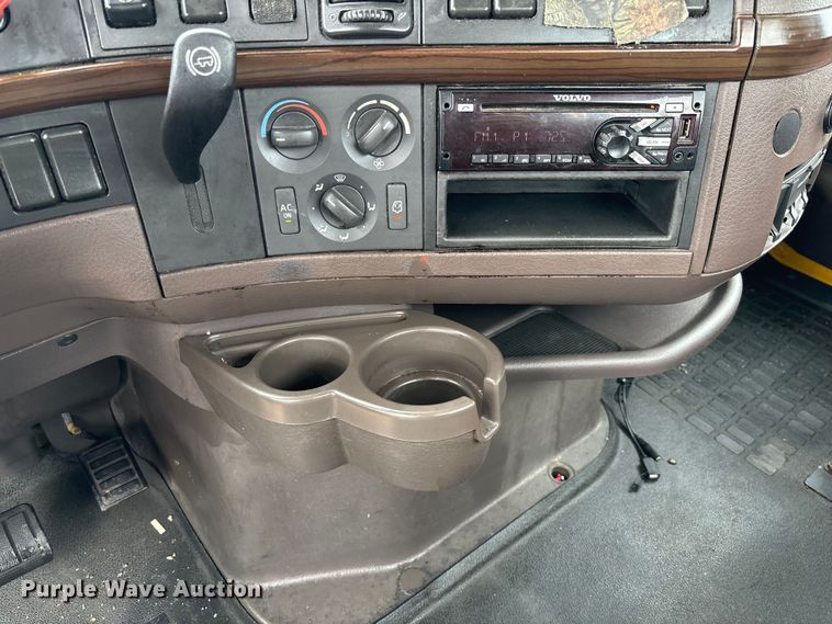 image for item FC1747 2016 Volvo VNL semi truck
