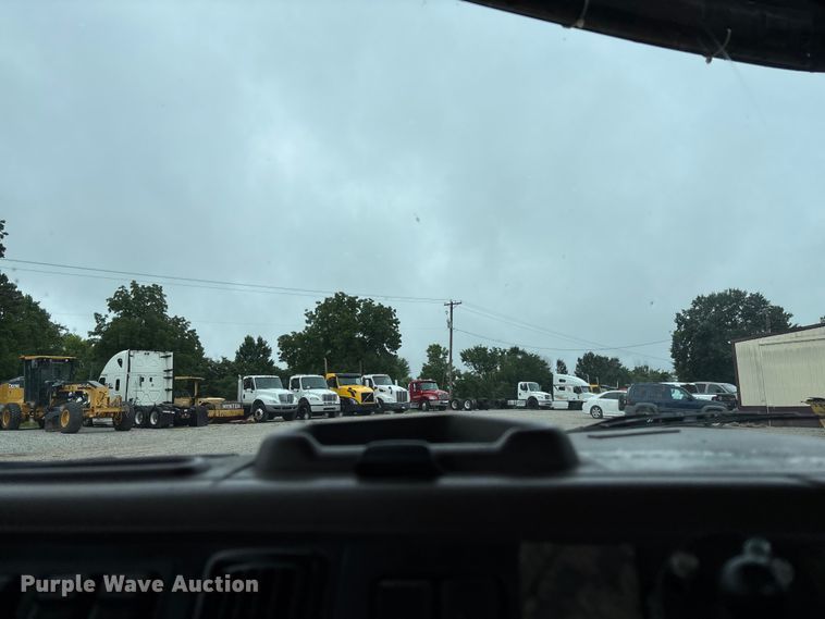 image for item FC1747 2016 Volvo VNL semi truck