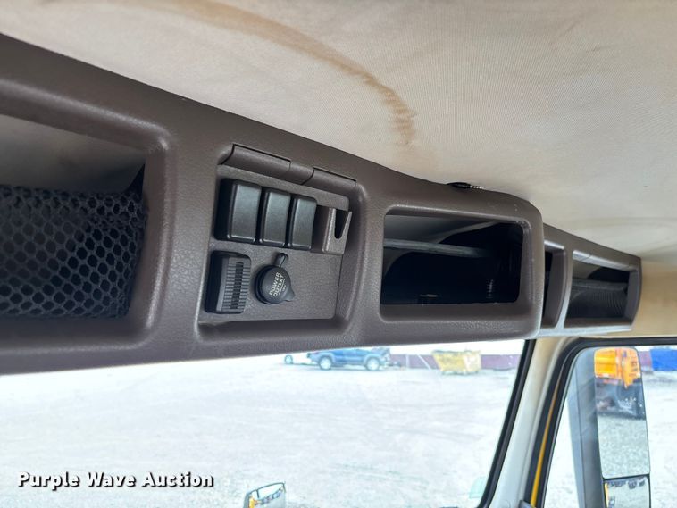 image for item FC1747 2016 Volvo VNL semi truck