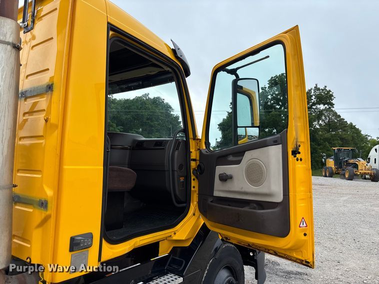 image for item FC1747 2016 Volvo VNL semi truck