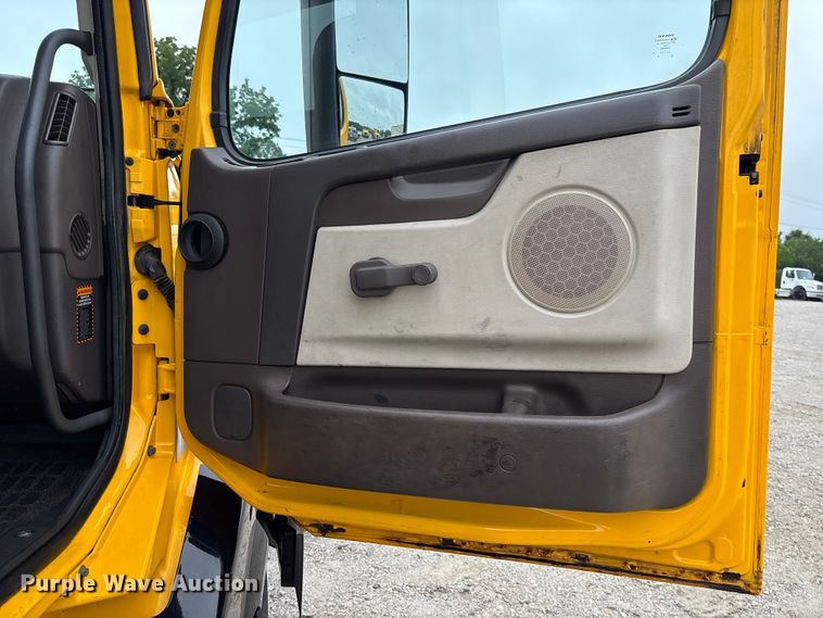 image for item FC1747 2016 Volvo VNL semi truck