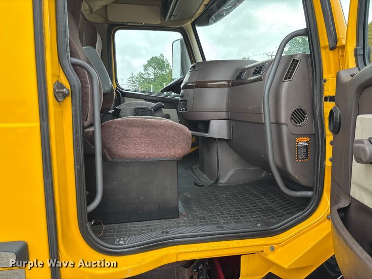 image for item FC1747 2016 Volvo VNL semi truck