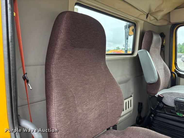 image for item FC1747 2016 Volvo VNL semi truck