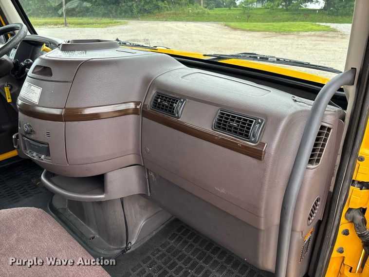 image for item FC1747 2016 Volvo VNL semi truck