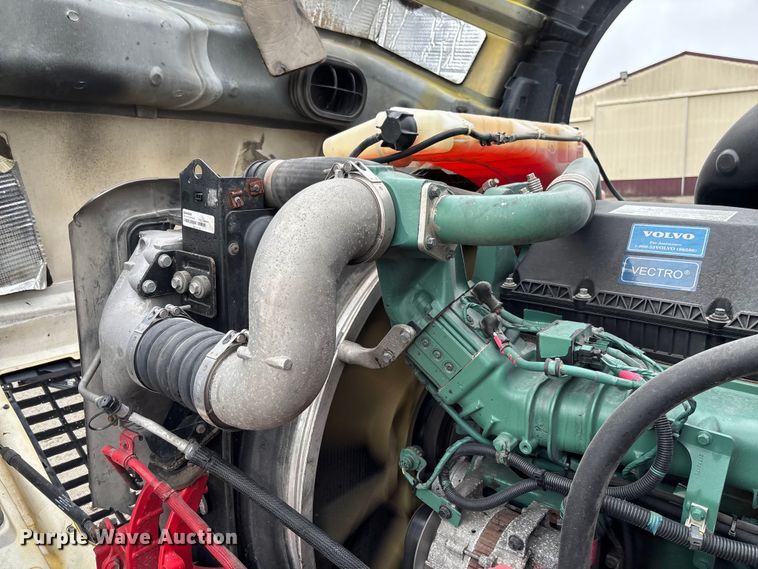 image for item FC1747 2016 Volvo VNL semi truck