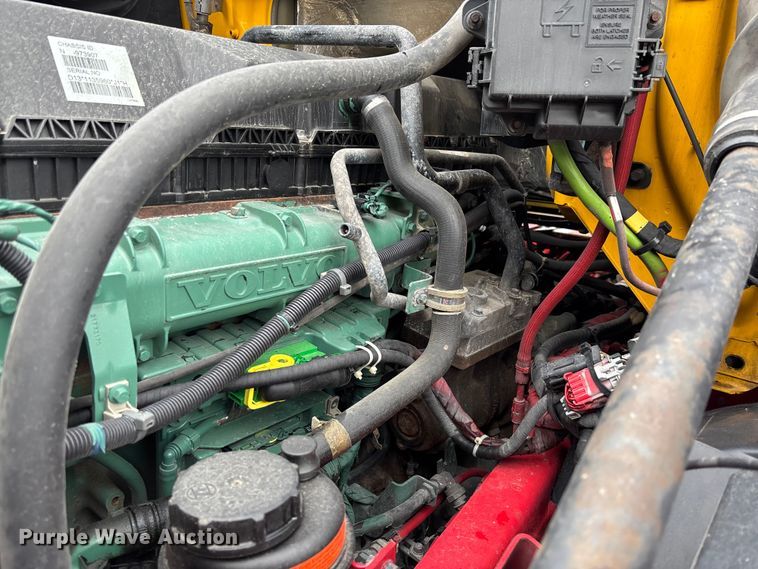image for item FC1747 2016 Volvo VNL semi truck