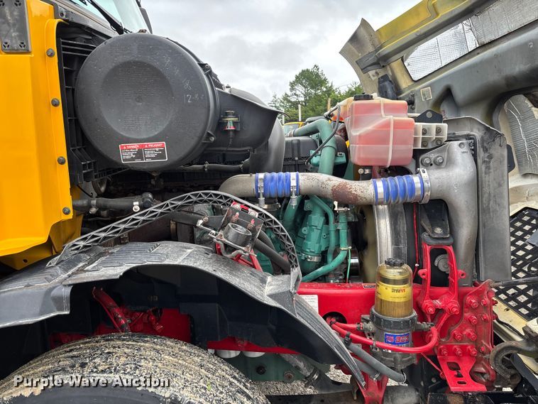 image for item FC1747 2016 Volvo VNL semi truck