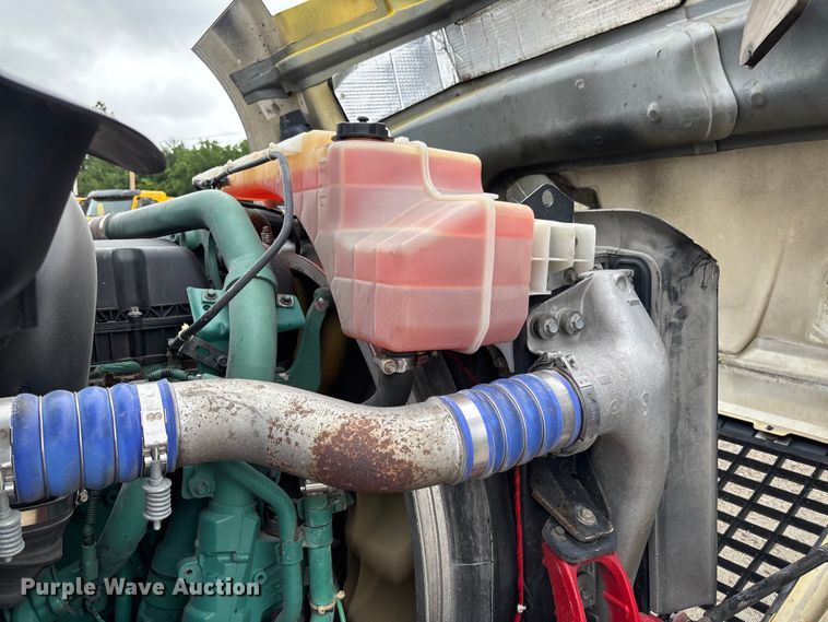 image for item FC1747 2016 Volvo VNL semi truck