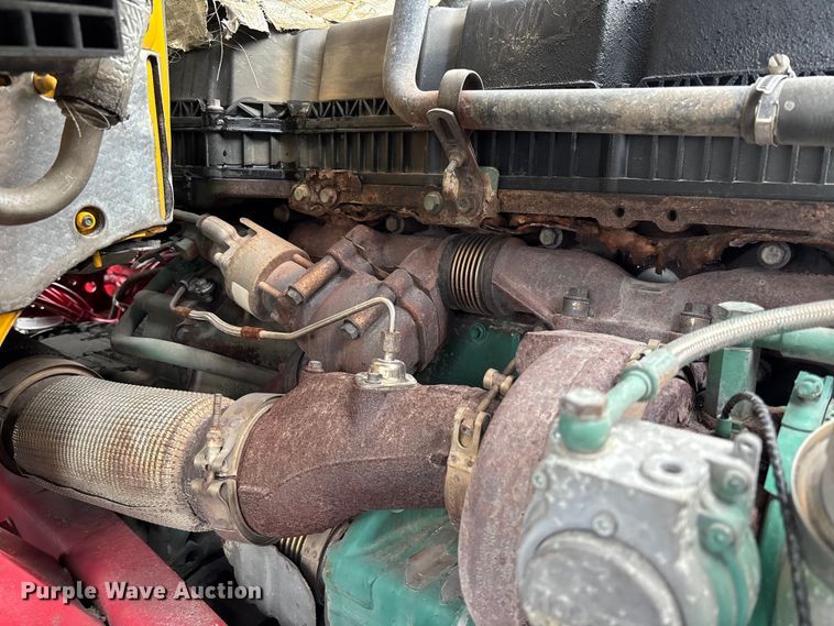 image for item FC1747 2016 Volvo VNL semi truck