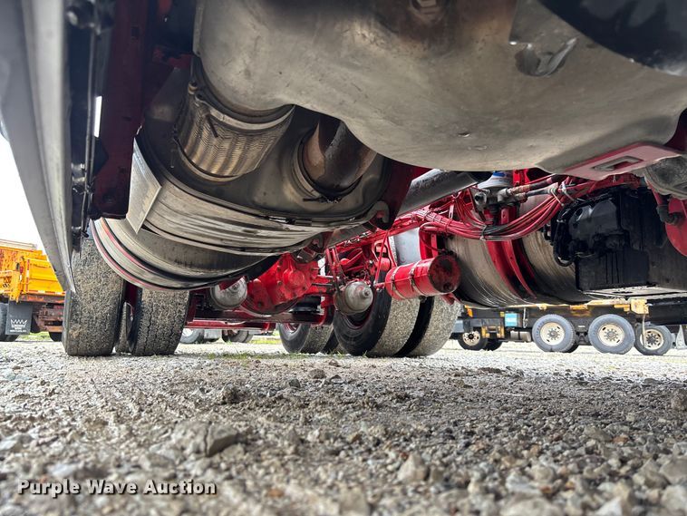 image for item FC1747 2016 Volvo VNL semi truck