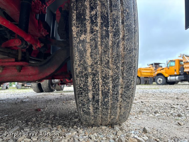 image for item FC1747 2016 Volvo VNL semi truck