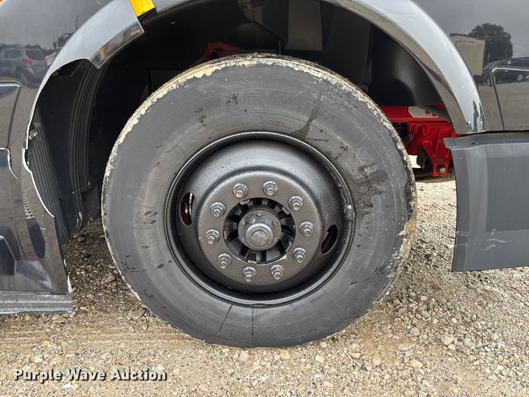 image for item FC1747 2016 Volvo VNL semi truck