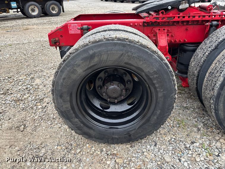 image for item FC1747 2016 Volvo VNL semi truck