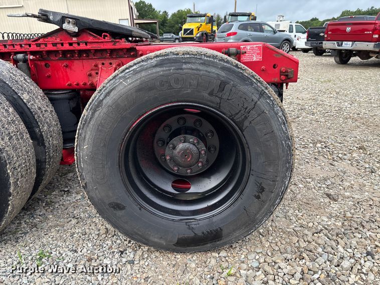 image for item FC1747 2016 Volvo VNL semi truck