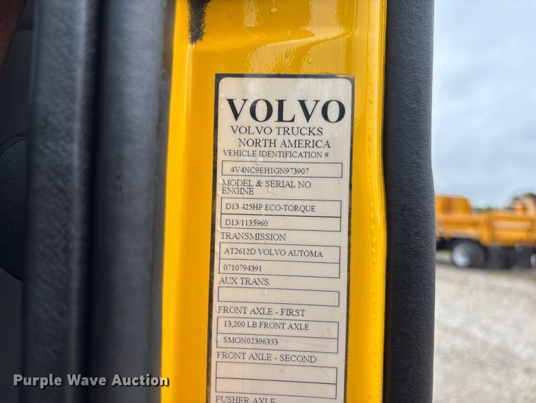 image for item FC1747 2016 Volvo VNL semi truck
