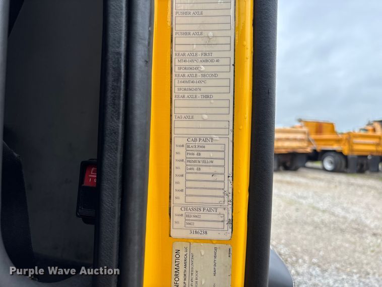 image for item FC1747 2016 Volvo VNL semi truck