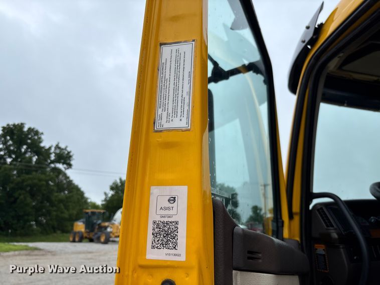 image for item FC1747 2016 Volvo VNL semi truck