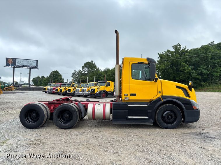 image for item FC1748 2016 Volvo VNL semi truck