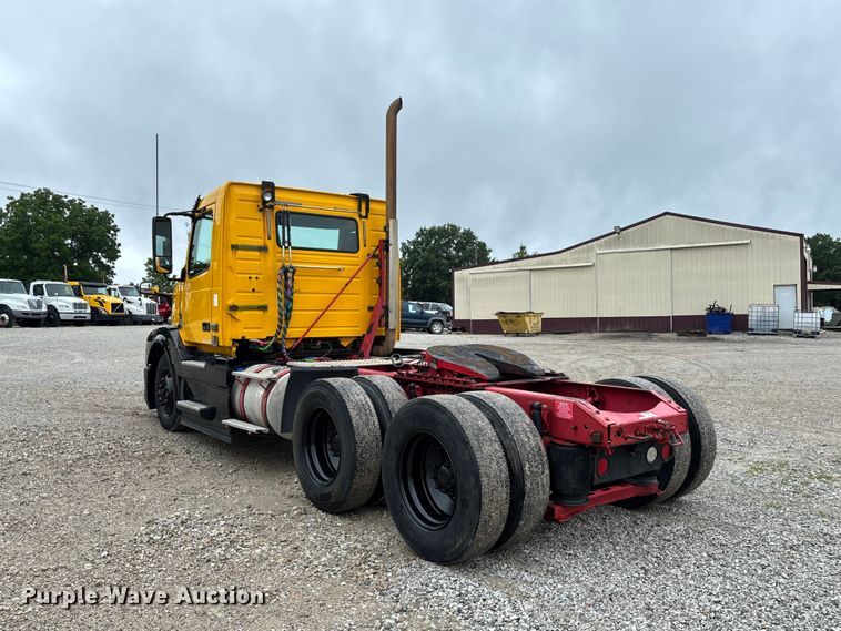 image for item FC1748 2016 Volvo VNL semi truck