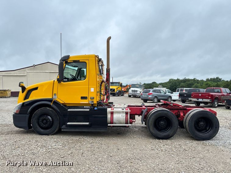 image for item FC1748 2016 Volvo VNL semi truck