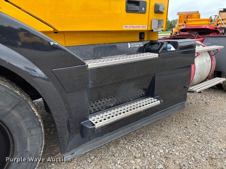 image for item FC1748 2016 Volvo VNL semi truck