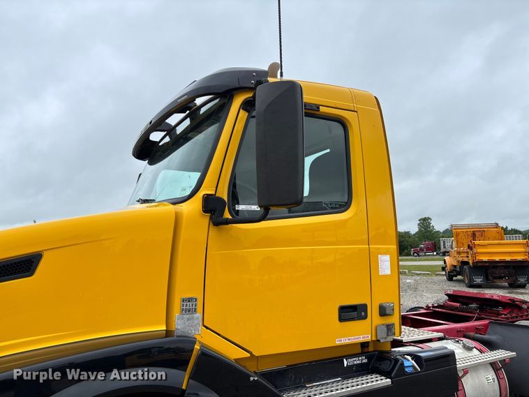 image for item FC1748 2016 Volvo VNL semi truck