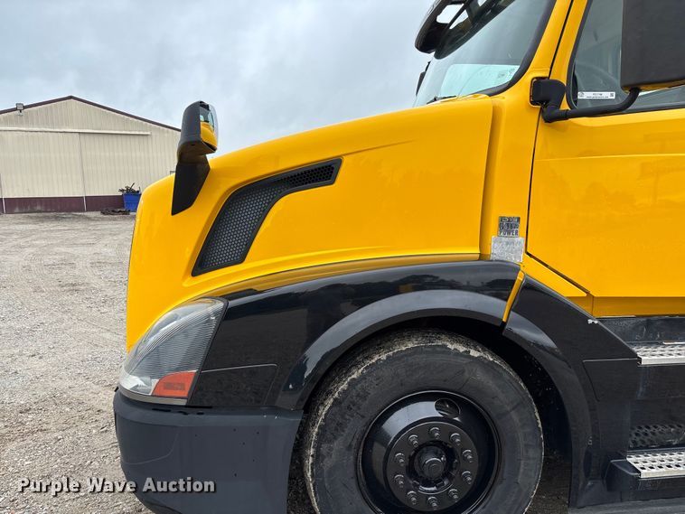 image for item FC1748 2016 Volvo VNL semi truck