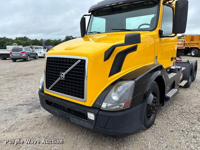 image for item FC1748 2016 Volvo VNL semi truck