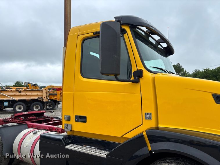 image for item FC1748 2016 Volvo VNL semi truck
