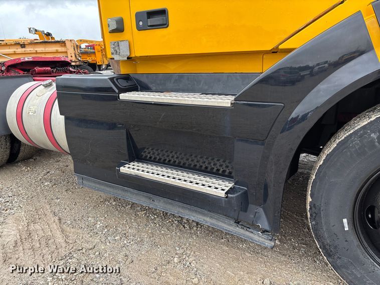 image for item FC1748 2016 Volvo VNL semi truck
