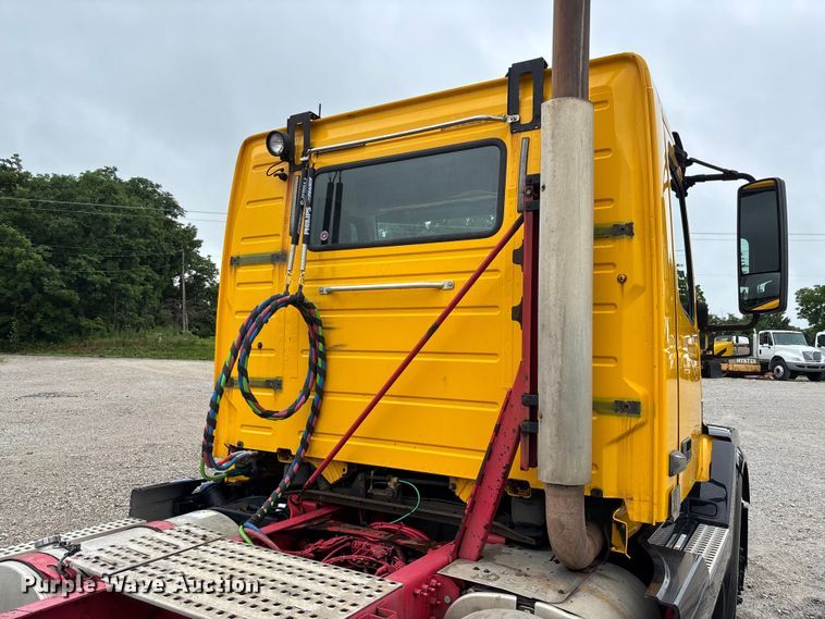 image for item FC1748 2016 Volvo VNL semi truck