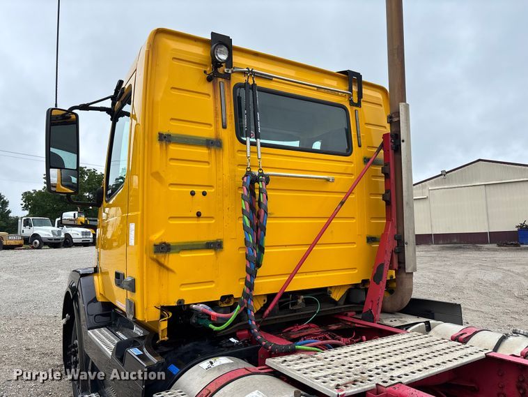 image for item FC1748 2016 Volvo VNL semi truck