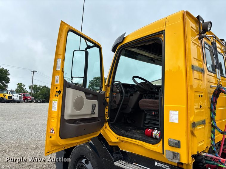 image for item FC1748 2016 Volvo VNL semi truck